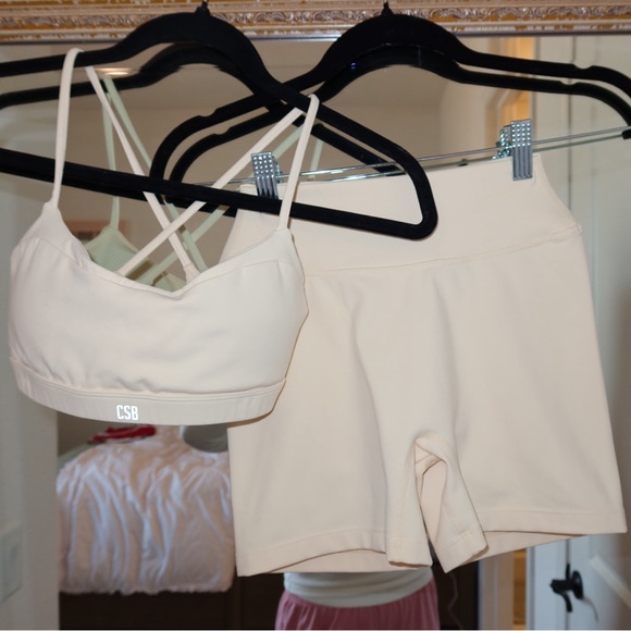 CSB Set: Form Gia Crop + Invisible Scrunch Shorts Size Medium Butter Yellow 🌼 - Picture 6 of 8